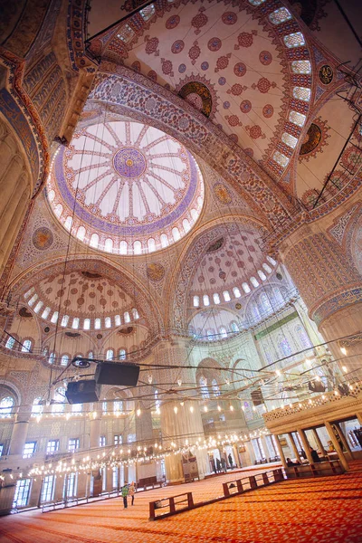 ISTANBUL, TURKEY - JAN 13, 2018: Interior of the Sultanahmet Mos — Stock Photo, Image