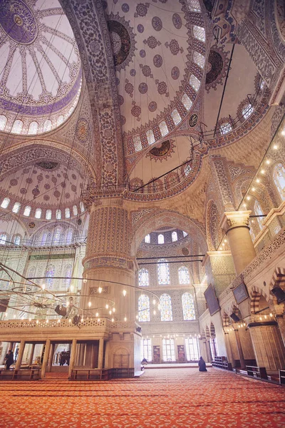 ISTANBUL, TURKEY - JAN 13, 2018: Interior of the Sultanahmet Mos — Stock Photo, Image