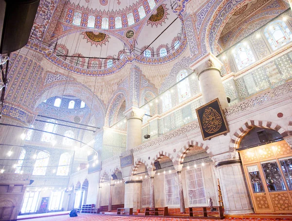 ISTANBUL, TURKEY - JAN 13, 2018: Interior of the Sultanahmet Mos — Stock Photo, Image