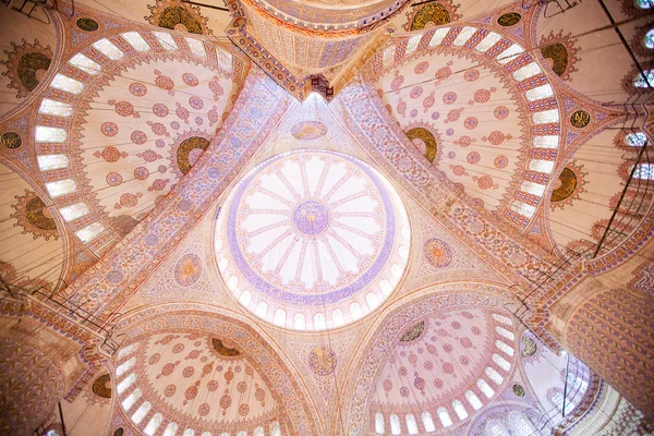 ISTANBUL, TURKEY - JAN 13, 2018: Interior of the Sultanahmet Mos — Stock Photo, Image