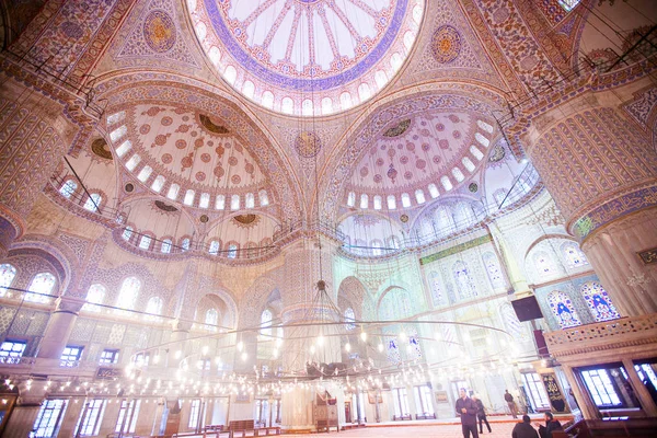 ISTANBUL, TURKEY - JAN 13, 2018: Interior of the Sultanahmet Mos — Stock Photo, Image