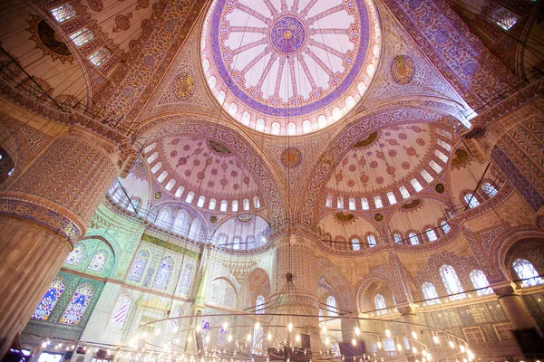 ISTANBUL, TURKEY - JAN 13, 2018: Interior of the Sultanahmet Mos — Stock Photo, Image