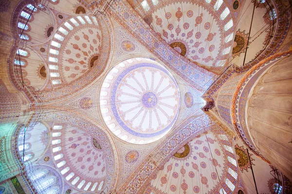 ISTANBUL, TURKEY - JAN 13, 2018: Interior of the Sultanahmet Mos — Stock Photo, Image