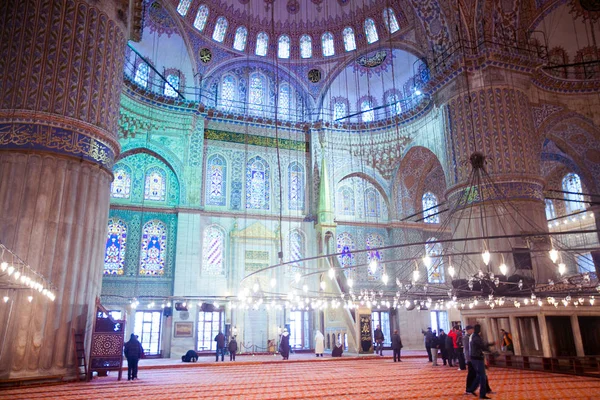 ISTANBUL, TURQUIE - 13 JAN 2018 : Intérieur des Sultanahmet Mos — Photo