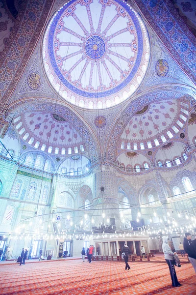 ISTANBUL, TURKEY - JAN 13, 2018: Interior of the Sultanahmet Mos — Stock Photo, Image