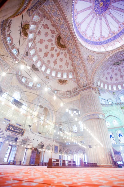 ISTANBUL, TURQUIA - JAN 13, 2018: Interior do Sultanahmet Mos — Fotografia de Stock