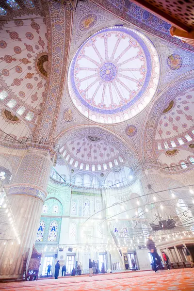 ISTANBUL, TURKEY - JAN 13, 2018: Interior of the Sultanahmet Mos — Stock Photo, Image