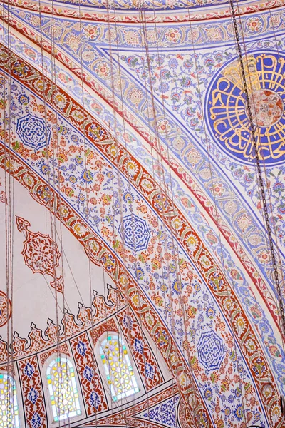 ISTANBUL, TURQUÍA - 13 ENE 2018: Interior del Sultanahmet Mos — Foto de Stock