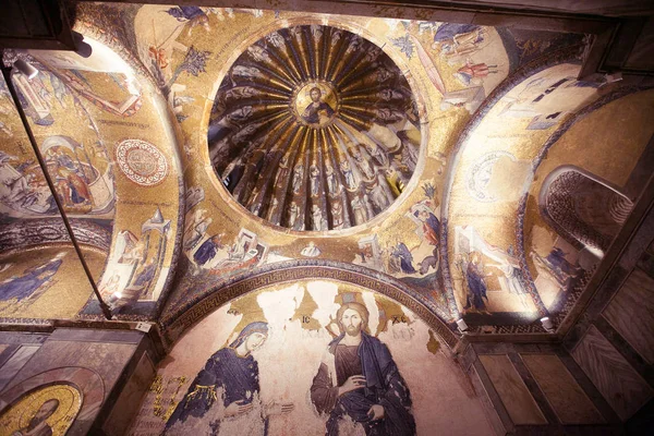 ISTANBUL, TURKEY - JANUARY 15, 2018: Interior and ancient mosaic — Stock Photo, Image