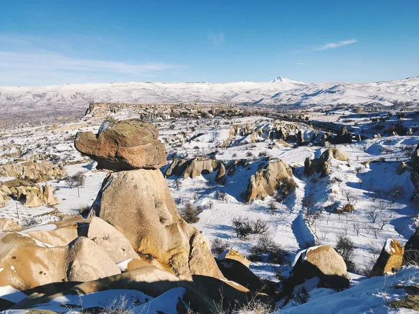 Zapierające dech w piersiach widok na dolinę w sezonie zimowym, uniformizacja Cappadocia — Zdjęcie stockowe