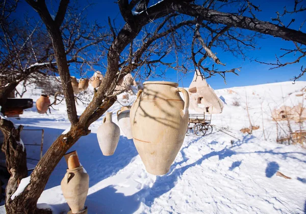 Clay jugs hanging in winter season, Cappadocia national park, Tu — Stock Photo, Image