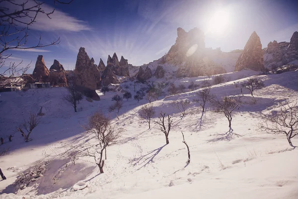 Widok na dolinę w sezonie zimowym, park narodowy Cappadocia, Shaki — Zdjęcie stockowe