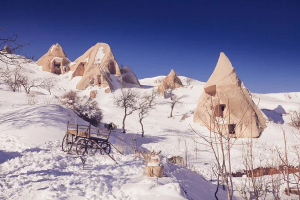 Widok na dolinę w sezonie zimowym, park narodowy Cappadocia, Shaki — Zdjęcie stockowe