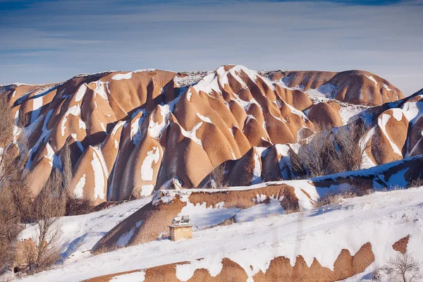 Widok na dolinę w sezonie zimowym, park narodowy Cappadocia, Shaki — Zdjęcie stockowe