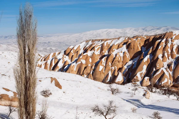 Widok na dolinę w sezonie zimowym, park narodowy Cappadocia, Shaki — Zdjęcie stockowe