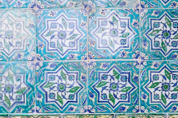 Otomano antiguo hecho a mano turco azulejos con patrones florales — Foto de Stock