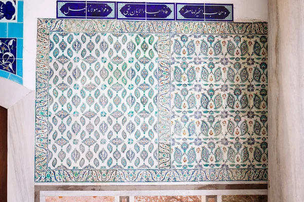 Otomano antiguo hecho a mano turco azulejos con patrones florales — Foto de Stock