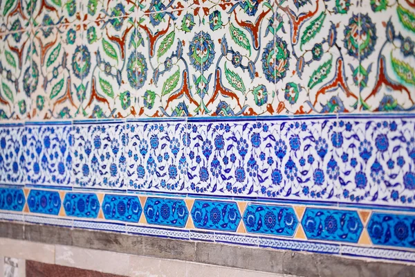 Otomano antiguo hecho a mano turco azulejos con patrones florales — Foto de Stock