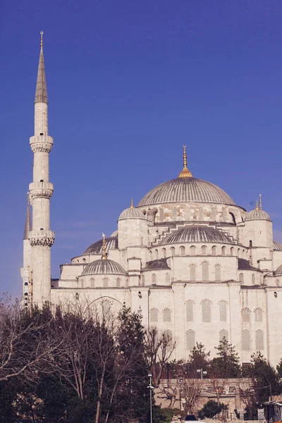 View of the Blue Mosque (Sultanahmet Camii) in Istanbul — Stock Photo, Image