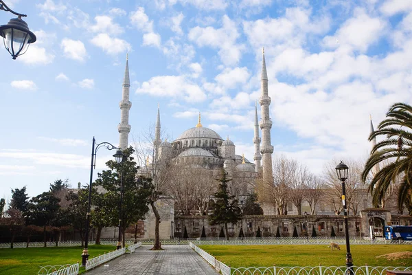 Pohled na Modrou mešitu (Sultanahmet Camii) v Istanbulu — Stock fotografie