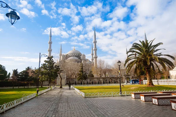 Pohled na Modrou mešitu (Sultanahmet Camii) v Istanbulu — Stock fotografie