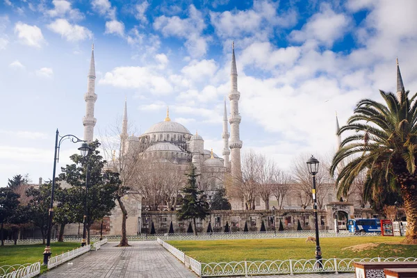 Pohled na Modrou mešitu (Sultanahmet Camii) v Istanbulu — Stock fotografie