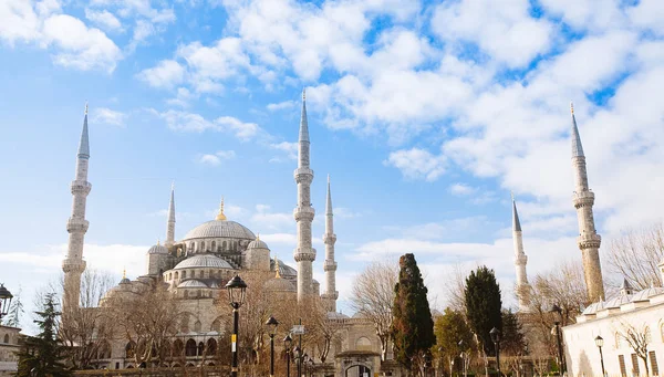 Pohled na Modrou mešitu (Sultanahmet Camii) v Istanbulu — Stock fotografie