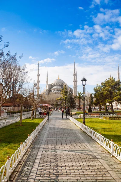 View of the Blue Mosque (Sultanahmet Camii) in Istanbul — Stock Photo, Image