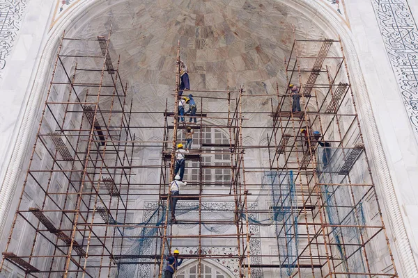 Agra, India - January 21, 2017: Taj Mahal complex under reconstr — Stock Photo, Image