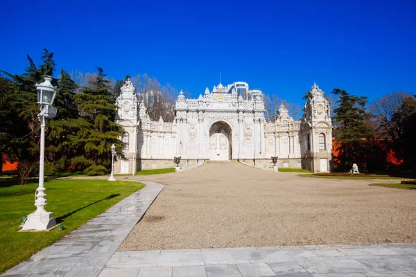 Dolmabahce Palace on the European coast of the Bosphorus in Ista — Stock Photo, Image