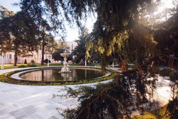 Palacio Dolmabahce en la costa europea del Bósforo en Ista — Foto de Stock