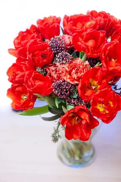 Strauß Mit Roten Tulpen Der Vase Auf Weißem Hintergrund — Stockfoto