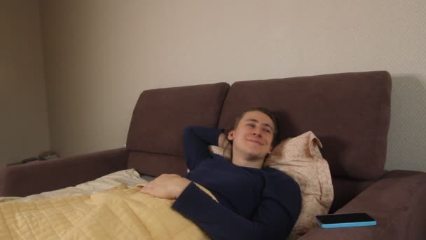 Somnolent Homme Caucasien Réveiller Matin Prendre Smartphone Vérifier Les Réseaux — Video