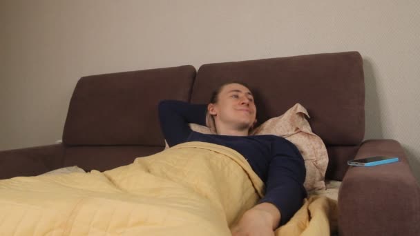 Sleepy Caucasian Hombre Despertando Por Mañana Tomando Teléfono Inteligente Comprobando — Vídeo de stock