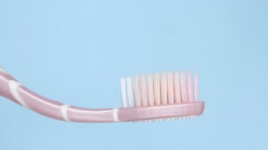 Mavi arkaplana diş macunu sürüyorum.