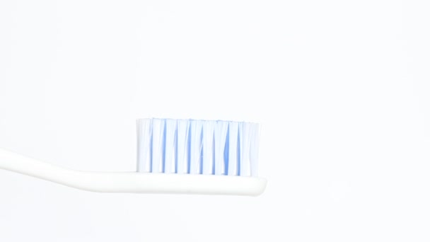 Gescheitertes Auftragen Von Zahnpasta Auf Eine Bürste Auf Weißem Hintergrund — Stockvideo