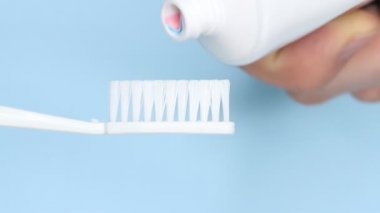 Mavi arkaplana diş macunu sürüyorum.