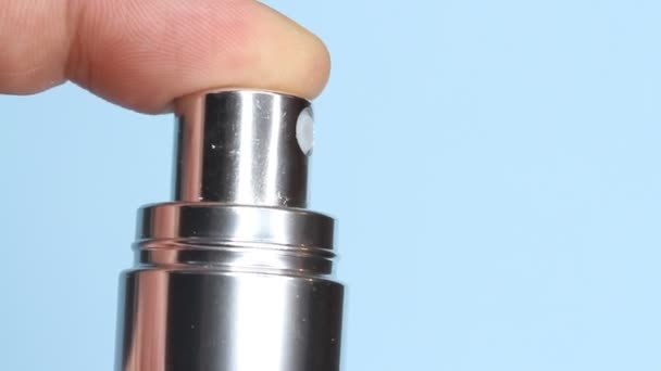 喷雾香水或热水玻璃瓶的封堵 蓝色底色化妆品瓶的指压泵 — 图库视频影像