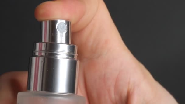 Closeup Perfume Pulverização Garrafa Vidro Água Termal Dedo Empurrando Bomba — Vídeo de Stock