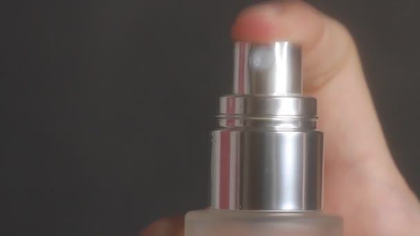 Sluiten Van Spuitende Parfum Thermisch Water Glazen Fles Vinger Duwen — Stockvideo