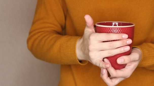 Ung Kvinna Gul Tröja Håller Röd Kopp Eller Kaffe Byter — Stockvideo