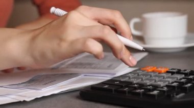 Kadın muhasebeci veya hesaplamalar yapma bankacı kapatın. Ev finans, yatırım, Ekonomi, para veya sigorta kavramı kaydetme. Eller yukarı.