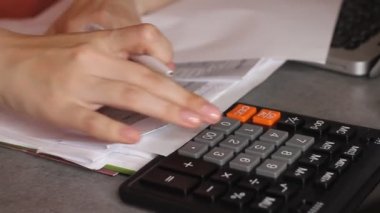 Kadın muhasebeci veya hesaplamalar yapma bankacı kapatın. Ev finans, yatırım, Ekonomi, para veya sigorta kavramı kaydetme. Eller yukarı.
