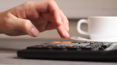 Kadın muhasebeci veya hesaplamalar yapma bankacı kapatın. Ev finans, yatırım, Ekonomi, para veya sigorta kavramı kaydetme. Eller yukarı.