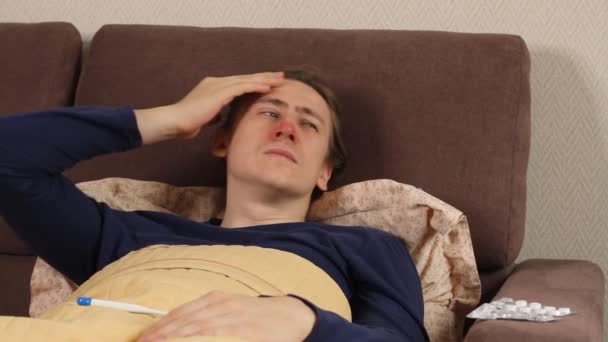 病気の若い白人のヒップスター男性は ベッドの咳やくしゃみに横たわっている 風邪やインフルエンザ — ストック動画