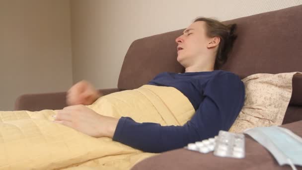 Хворий Молодий Білий Хіпстер Лежить Ліжку Від Кашлю Чхання Холод — стокове відео