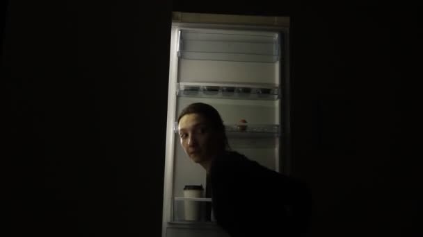 Mujer Hambrienta Con Trastorno Alimenticio Mirando Refrigerador Tomando Comida Por — Vídeo de stock