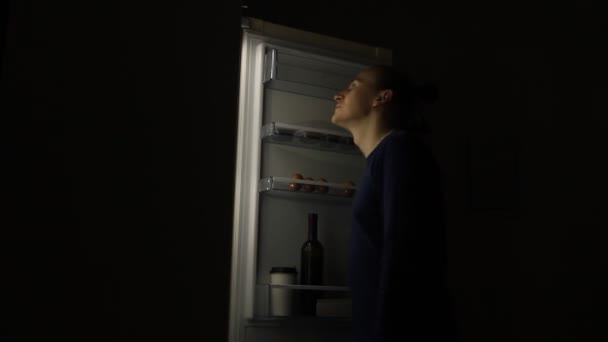 Głodny Człowiek Zaburzeniami Jedzenia Patrząc Lodówce Biorąc Jedzenie Nocy Pojęcie — Wideo stockowe