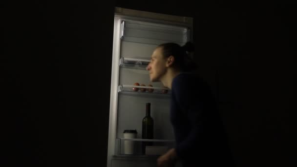 食事障害を持つ空腹の男夜間に食べ物を取る冷蔵庫を見て 不健康な生活様式の概念 — ストック動画