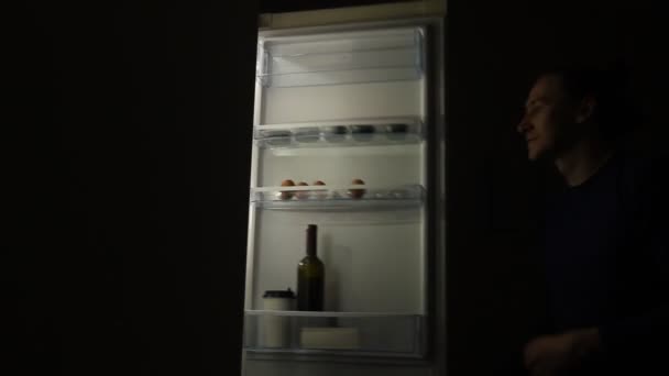 Hombre Hambriento Con Trastorno Alimenticio Mirando Refrigerador Tomando Comida Por — Vídeos de Stock